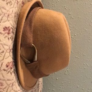 Adora hat